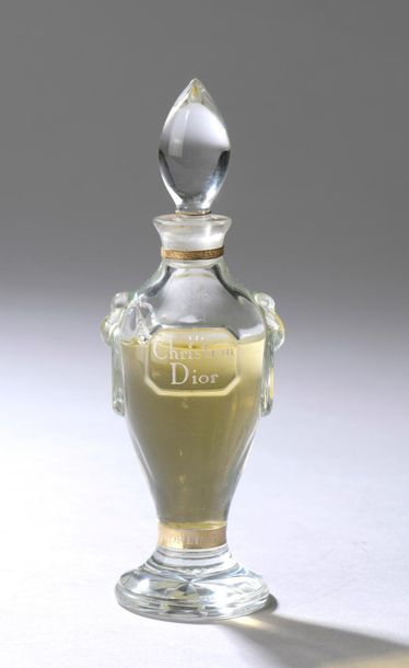 null Christian DIOR - "Dior Ligne" - (1963).



Flacon modèle "amphore" en verre...