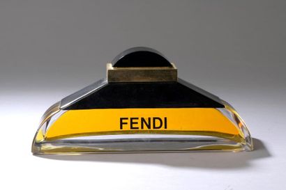 null FENDI - "Fendi" - (Années 1980).



Flacon publicitaire décoratif en verre incolore...