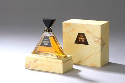null JACOMO - "Parfum rare" - (Années 1990).



Présenté dans son coffret en carton...