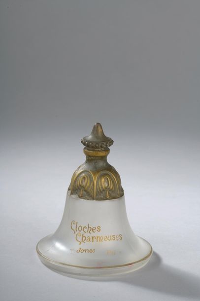 null Thomas JONES - « Cloches Charmeuses » - (Années 1920).



Rare flacon en verre...