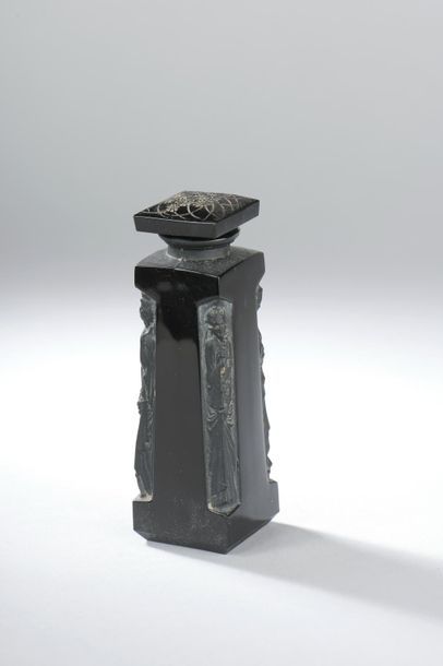 null D'ORSAY - « Ambre » - (Années 1920).



Flacon en verre opaque noir pressé moulé...