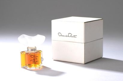 null OSCAR de LA RENTA - (1977).



Présenté dans son coffret cubique en carton gainé...