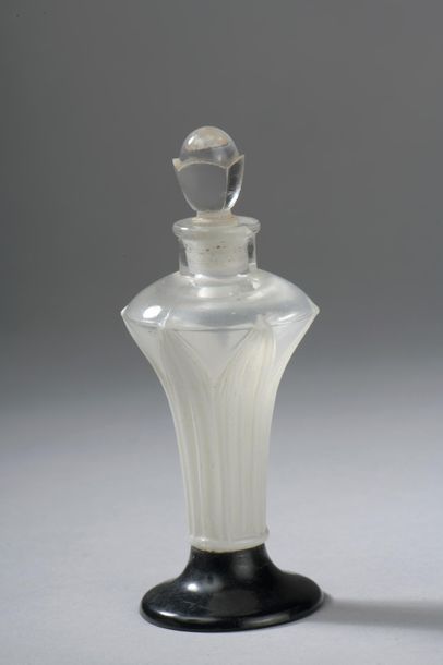 null Travail français - (Années 1925-1930).



Élégant flacon en verre incolore pressé...