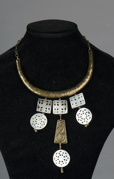 null CÉSARÉE - (Années 1990).



Collier torque de style ethnique en métal blanc...