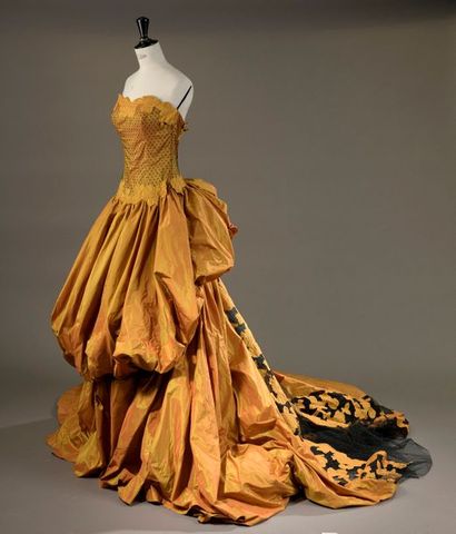 null ESCADA couture - (Années 1980-90).



Robe du soir en satin moiré orange, haut...