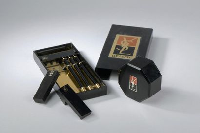 null Yves SAINT LAURENT Beauté.



Coffret en plexiglas noir de style japonais contenant...