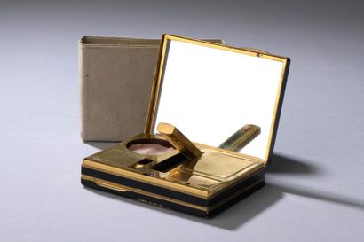 null Travail français - (Années 1930).



Boîte de beauté rectangulaire en laiton...
