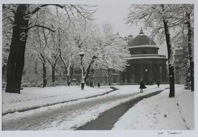 null YVETTE TROISPOUX (1914-2007).

La Rotonde du Parc Monceau, Paris, 1954.

Tirage...