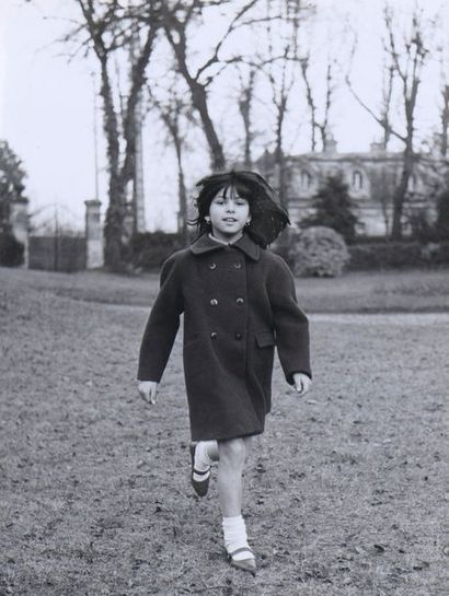 null ROBERT DOISNEAU (1912-1994). 

Petite fille, vers 1960.

Tirage argentique d'époque,...