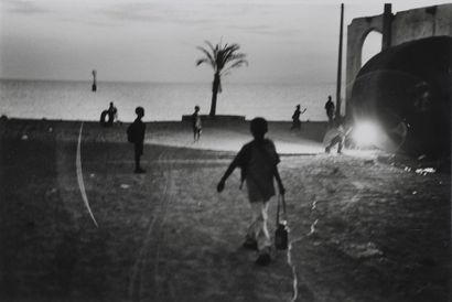 null CLAUDE RAIMOND-DITYVON (1937-2008).

Enfants jouant sur la plage, de la série...