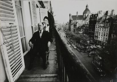 null WILLIAM KLEIN (né en 1928).

Eugène Ionesco sur son balcon, rue Saint-Antoine,...