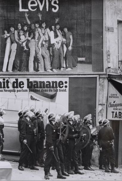 null MAI 68

Manifestations à Paris et barricades en Mai 68 : CRS devant la faculté...