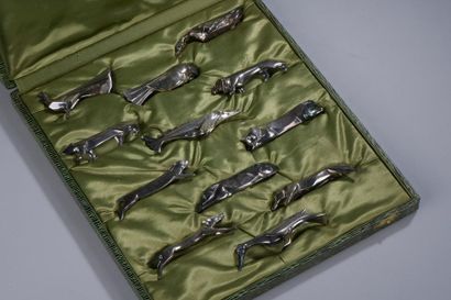 null Suite de douze porte-couteaux en métal argenté figurant des animaux stylisés...