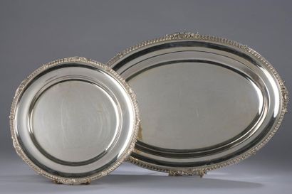 null Deux plats l'un rond l'autre ovale en argent, la bordure peignée alternée de...