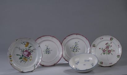 null Ensemble de cinq pièces en faïence : 

- APREY. Assiette à décor de fleurs (restaurations)....