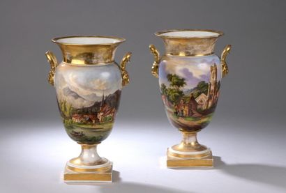 null PARIS.

Paire de vases de forme balustre en porcelaine à décor polychrome de...