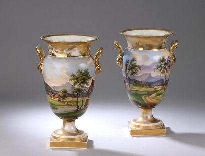 null PARIS.

Paire de vases de forme balustre en porcelaine à décor polychrome de...