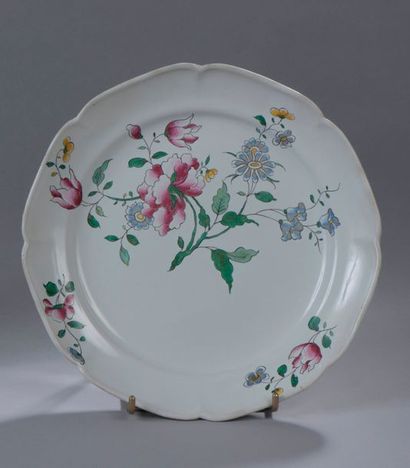 null STRASBOURG, Joseph HANNONG.

Assiette à décor de fleurs polychrome.

Marquée...