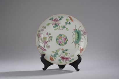 null Ensemble d'objets d'art asiatique :



- deux plats en porcelaine :

L'un à...