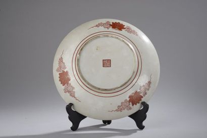 null Ensemble d'objets d'art asiatique :



- deux plats en porcelaine :

L'un à...