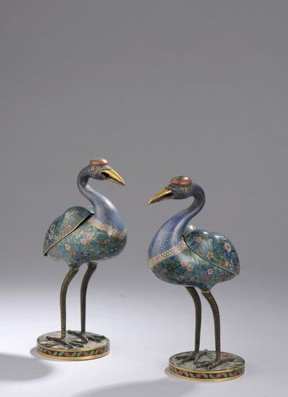 null Paire de grues en bronze doré et émail cloisonné polychrome, les ailes amovibles...