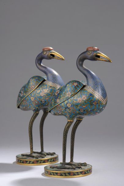 null Paire de grues en bronze doré et émail cloisonné polychrome, les ailes amovibles...