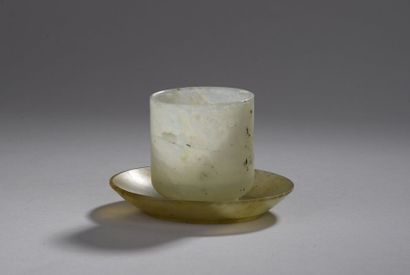 null Petit bol en jade blanc et soucoupe en agate brune (Diam. : 4,7 cm pour le bol...