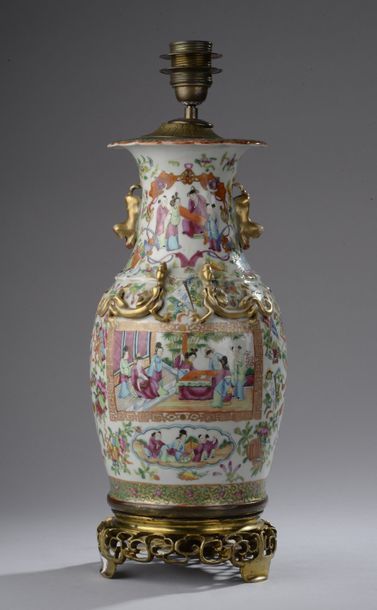 null Vase balustre à col évasé en porcelaine à décor polychrome et or de scènes de...