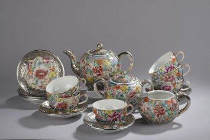 null Service à thé en porcelaine émaillée dans des tons pastels à décor de fleurs,...