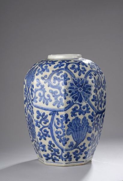 null Vase octogonal en porcelaine émaillée bleu sur fond craquelé crème à décor de...