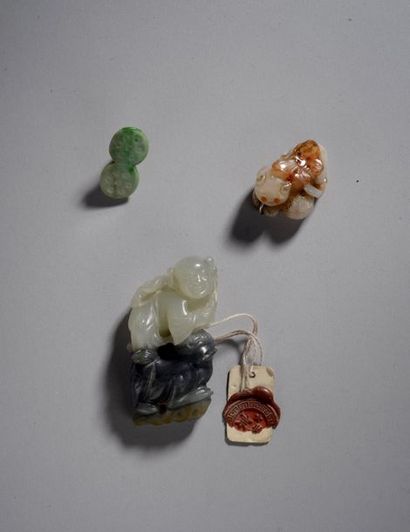 null Lot de trois petits groupes en pierre dure comprenant : un groupe en jade bicolore...
