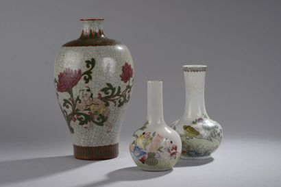 null Trois vases en porcelaine, dont deux en forme bouteille à décor de cailles et...