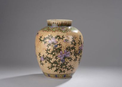 null Vase émaillé polychrome sur fond beige craquelé à décor de fleurs, rinceaux...