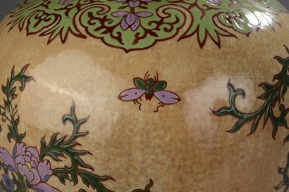 null Vase émaillé polychrome sur fond beige craquelé à décor de fleurs, rinceaux...