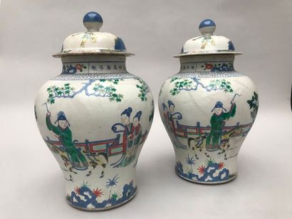 null Paire de potiches couvertes en porcelaine décorée en bleu sous couverte et émaux...