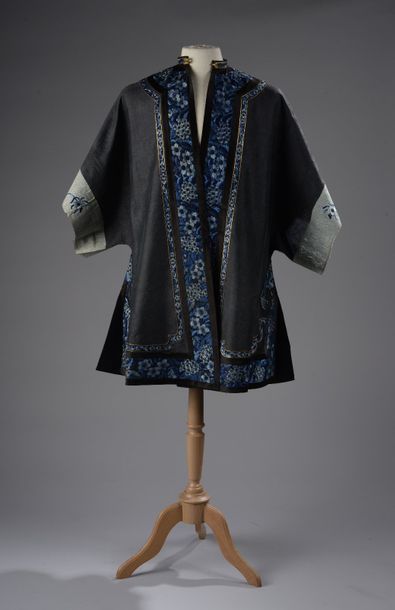 null Veste de femme en soie noire brodée de fleurs bleues, les bordures en satin...