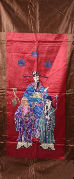 null Panneau en soie brodée figurant la triade taoïste des trois purs sur fond rouge...
