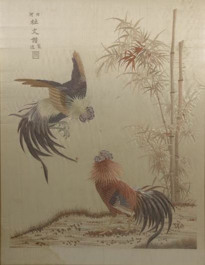 null Broderie sur soie représentant un combat de coqs (auréole en bas à gauche).

Chine,...