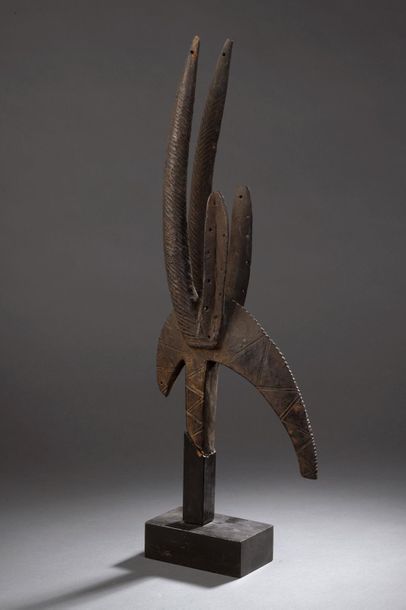 null Tête d’antilope à cornes verticales | Mali, Bambara

Bois patine d'usage, décor...