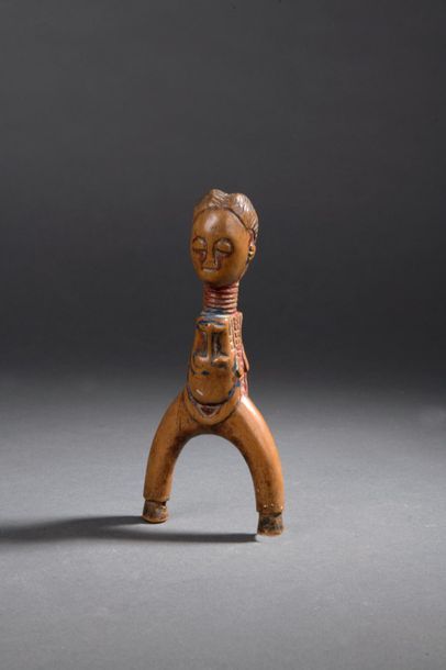 null Ancien lance-pierre | Côte d'Ivoire, Baoulé

Bois blond sculpté d'une tête féminine...