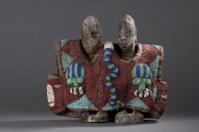 null Couple de jumeaux | Nigeria, Yoruba

Bois, vêtement en tissu perlé.