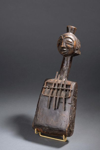 null Sanza | Style du Congo

Bois sculpté d'une tête féminine ; quatre lames en fer.

Haut....