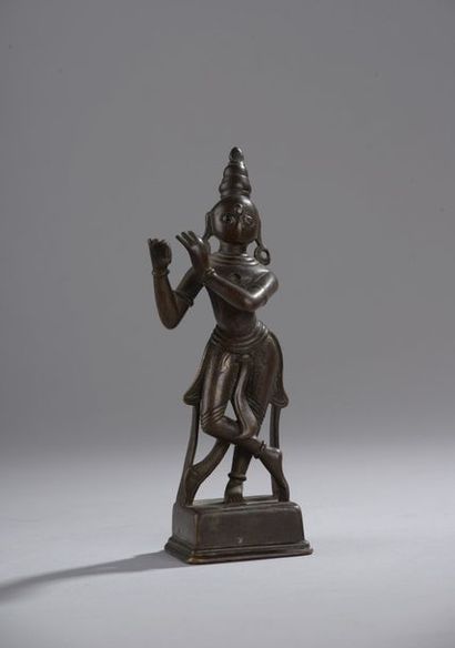 null Statuette en bronze représentant Krishna Venugopala debout, dans l'attitude...