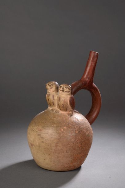 null Vase zoomorphe | Pérou, Mochica

Terre cuite représentant deux hiboux (anse...