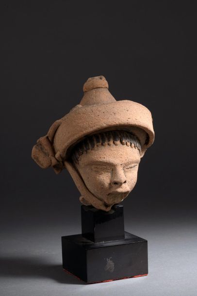 null Tête à bonnet | Mexique, précolombien

Terre cuite.

Haut 11 cm