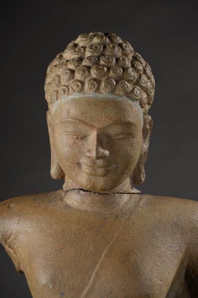 null Important Bouddha en grès beige debout sur son tenon de fixation (tête détachée...