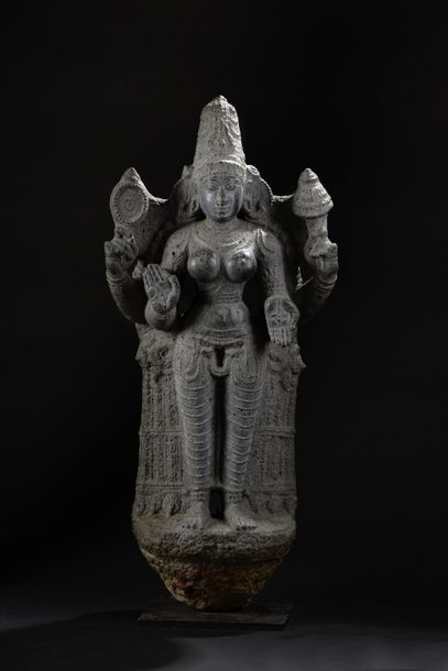 null Divinité féminine à quatre bras en granit gris sculpté en haut relief sur fond...