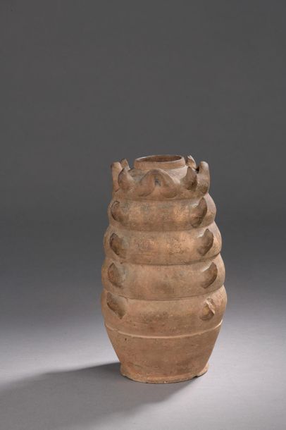 null Urne funéraire (sans couvercle) en terre cuite.

Indochine (?), XIIIe siècle.

Haut....