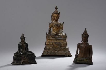 null Trois statuettes en bronze laqué or, bouddha assis en padmasana, les mains en...