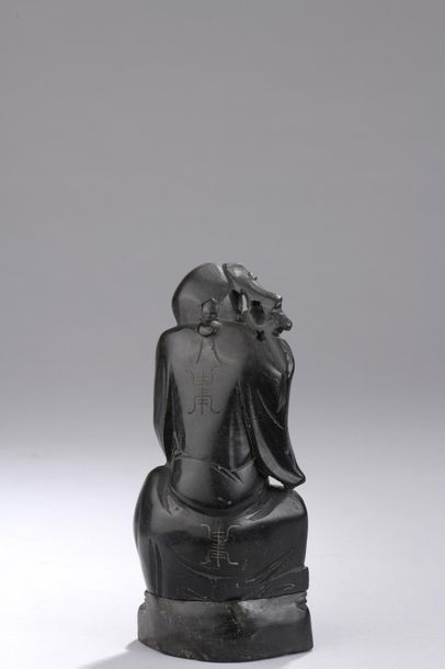null Bouddha assis en position de la prise de la terre à témoin, en bois sculpté...